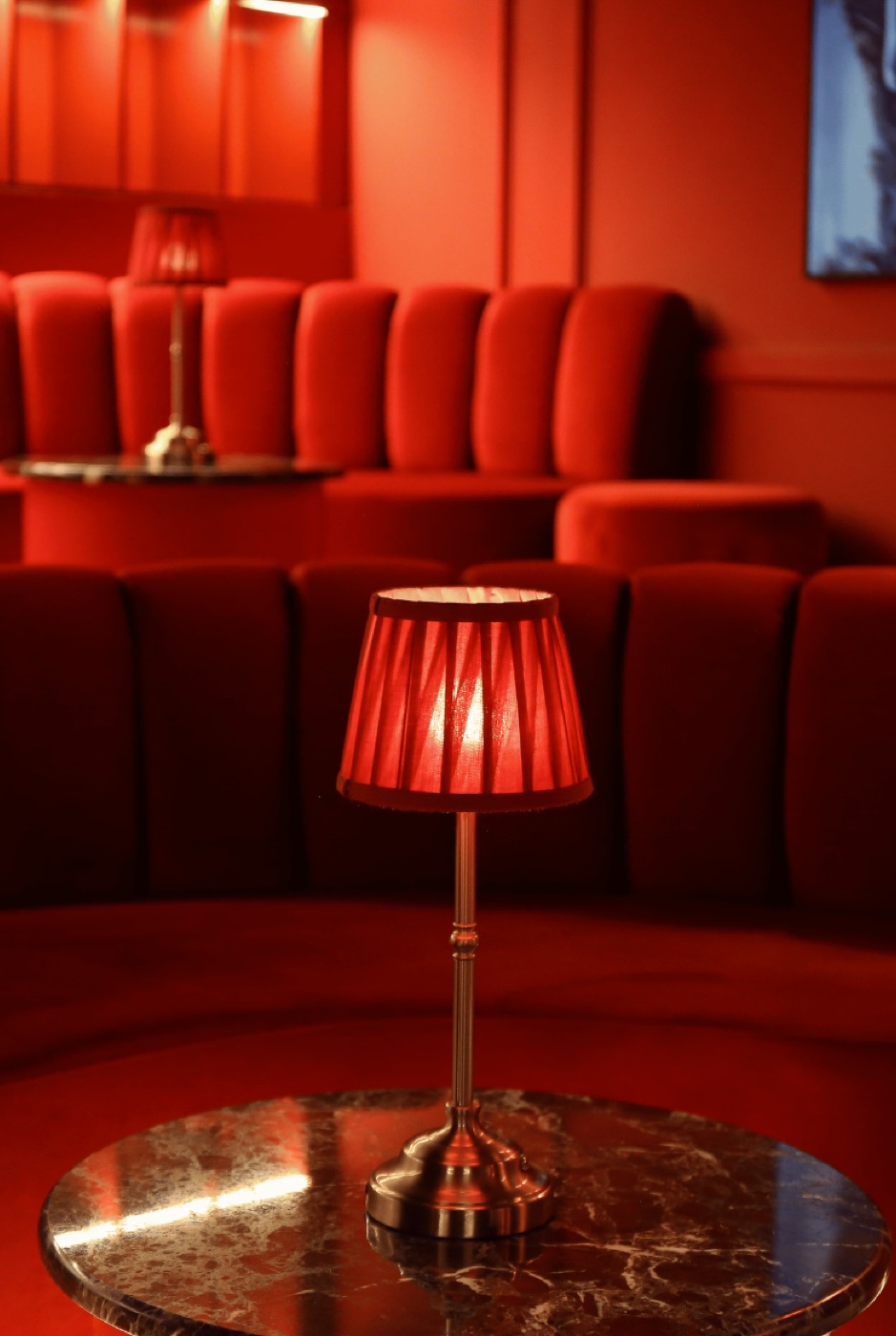 Privat lounge med velour og bordlampe