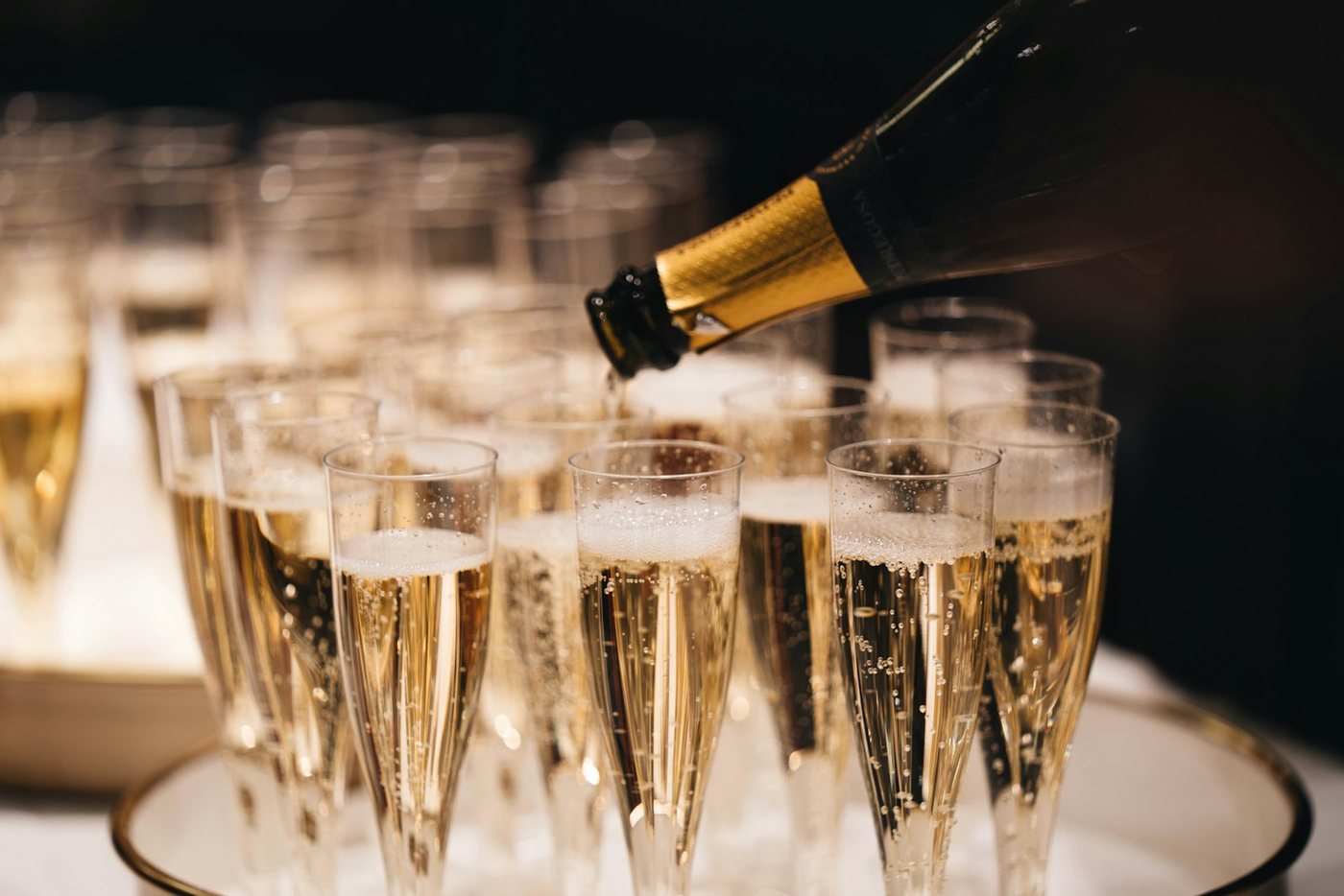 Champagne der skænkes i glas